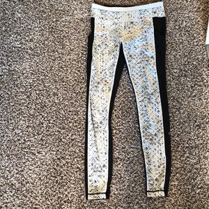Black and white pattern lululemon leggings